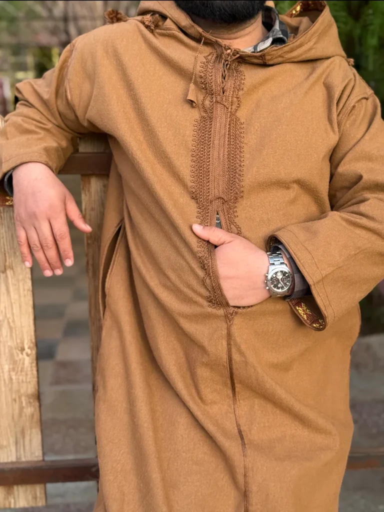 الصورة الأصلية لتطريز القشابية النايلية باللون الجملي